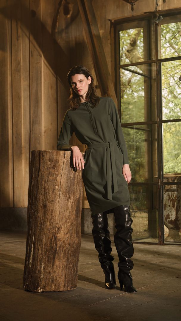 Model trägt Olivegrünes Kleid