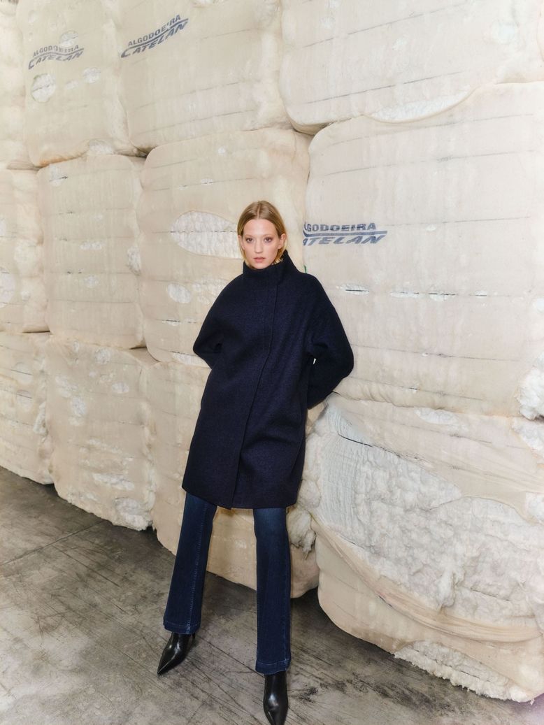 Model trägt einen Navy-blauen Mantel